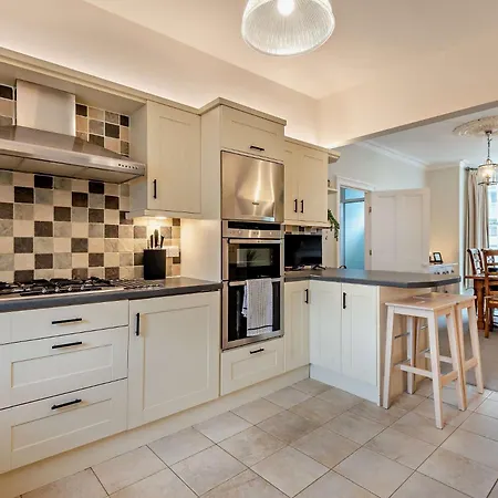 3 Bed In 95032 Holiday home *